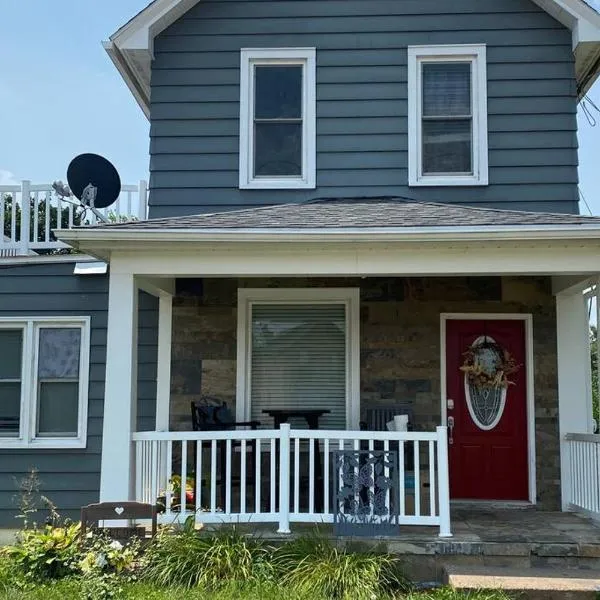 3bed 2bath nestled in cozy Grandview neighborhood, khách sạn ở Dubuque