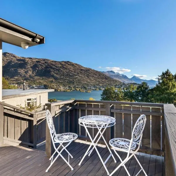 Lake and Mountain view living、クイーンズタウンのホテル