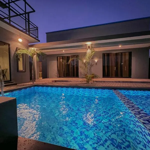 The Luxury Villa -Private Pool-, hotel di Pantai Cenang