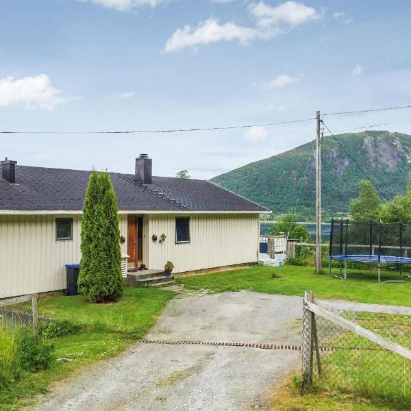 Amazing Home In Vgstranda With 4 Bedrooms And Wifi