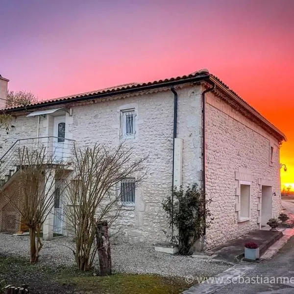 Chambres d'Hôtes Château Pierre de Montignac, hotel u gradu Civrac-en-Médoc