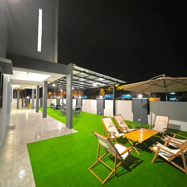 Entire Vacation Home with landscape garden, Hotel in Sitiawan