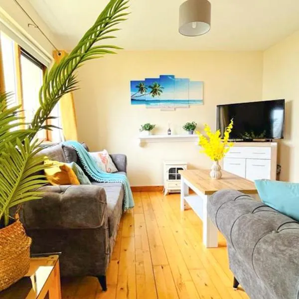 Summer Breeze - My Cosy & Warm Holiday Home in Youghal's heart - Family Friendly - Long Term Price Cuts,位于约尔的酒店