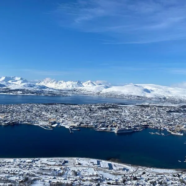Aurora Apartment very close to cable car and sherpatrappa, hôtel à Tromsø