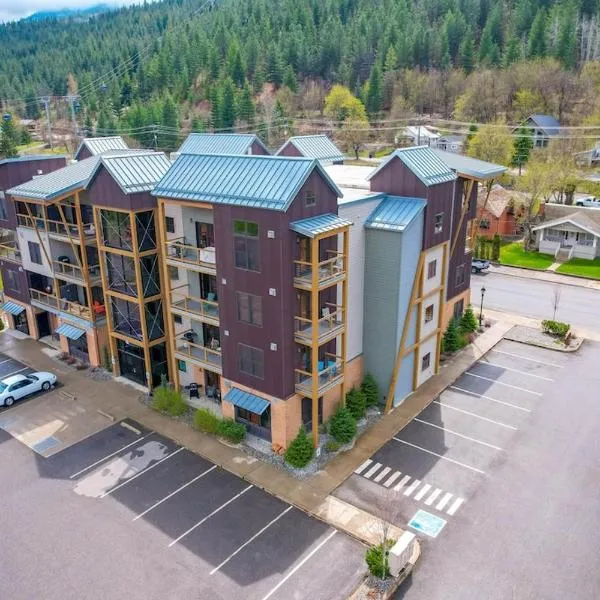 Large Studio Condo with Full Kitchen, Ski, Bike, Beautiful Balcony Views Hottub Fireplace, hotel in Kellogg