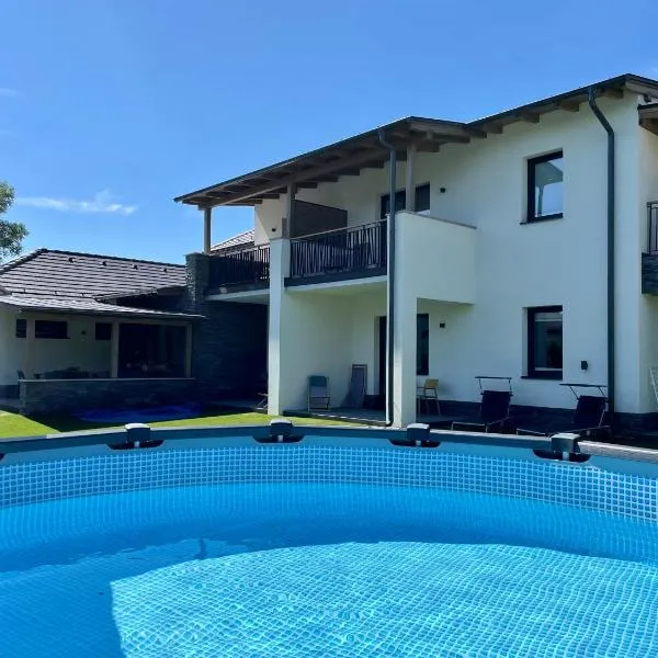 Villa7 Balaton, hotel v destinaci Alsóörs