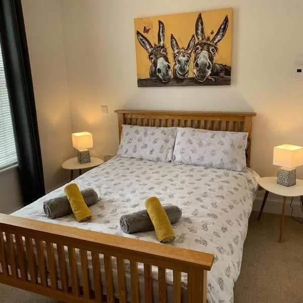 No 7 Quiet, two bedroom Ground Floor Flat in Tornagrain Great for early Airport departures or late flights, hotel in Dalcross