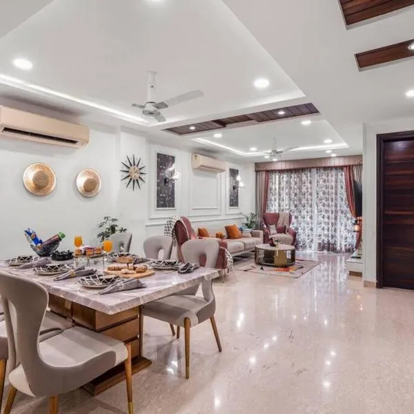 Homlee-Pentagon 3 BHK luxurious-Lift-Parking-Saket, Hotel in Neu-Delhi