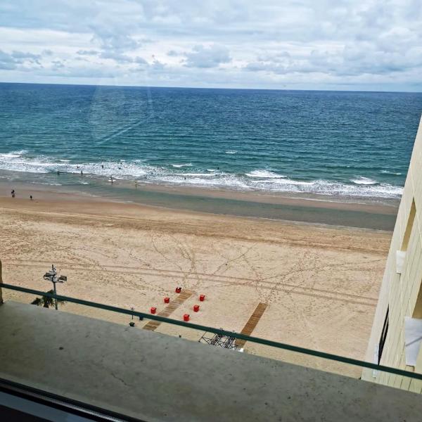 Romántica vista al paseo marítimo de Cádiz