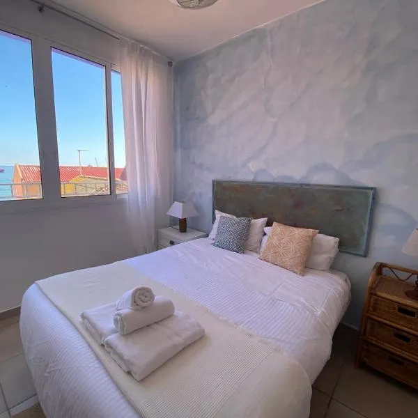 2BR with beachviews 1 min walking from the sea โรงแรมในยิบรอลตาร์