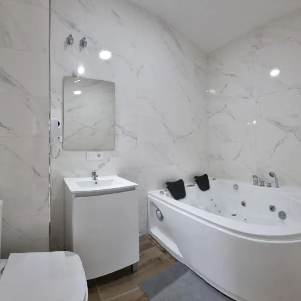 Mini Estudio JACUZZI DOBLE SEVILLA "POLIGONO INDUSTRIAL", hotel in Seville