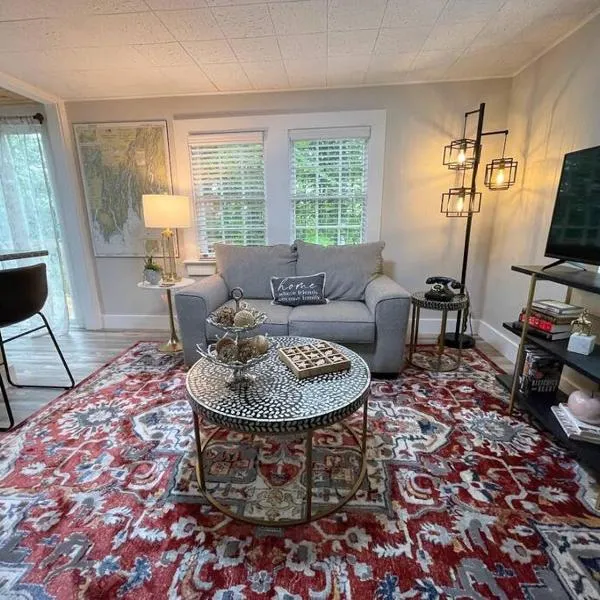 Spacious 1 Bedroom Cottage Close to Everything 3, hotel em Edgecomb