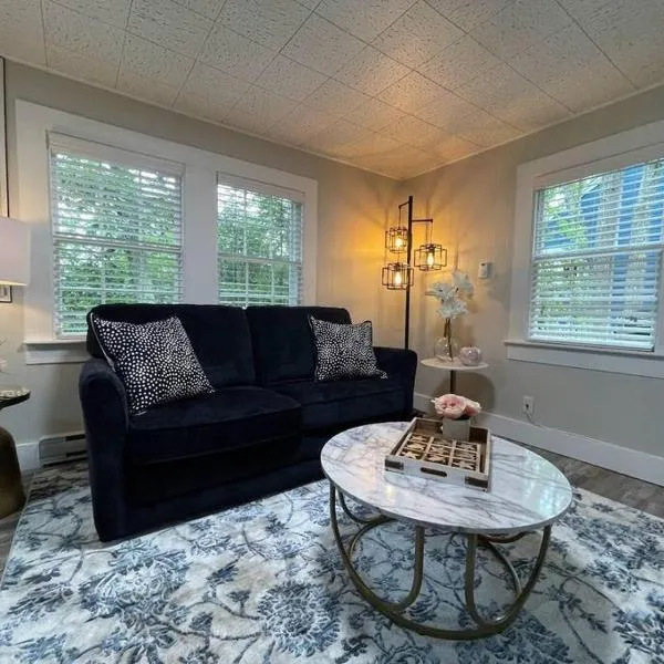 Spacious 1 Bedroom Close to Everything 4, hotel Edgecombban
