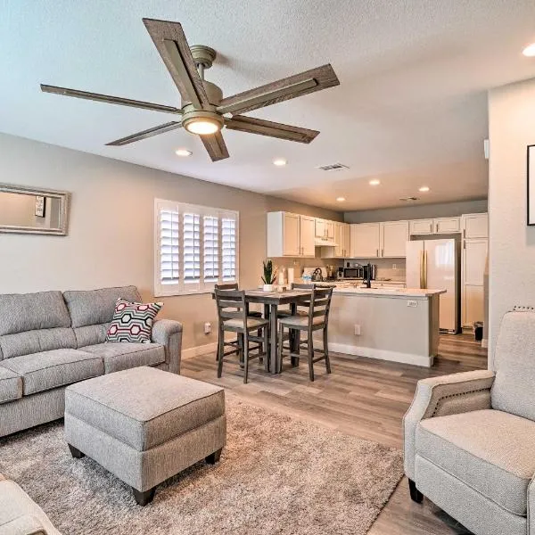 Stylish House w/ Patio, 8 Mi to Vegas Strip!, hotell i Las Vegas