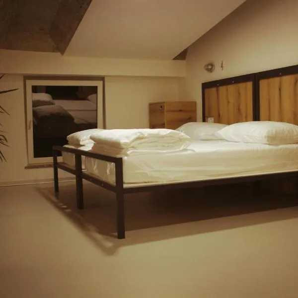 GARAGE HOSTEL, Hotel in Nova Gorica