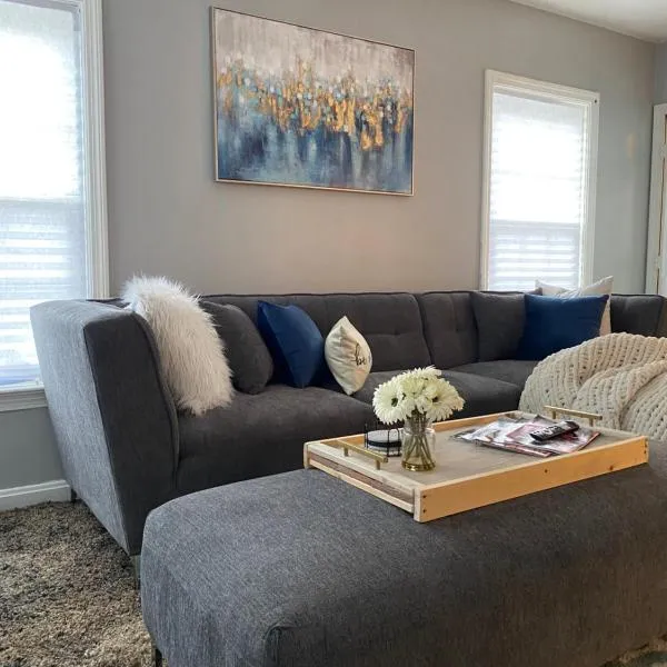 Cozy, Upstairs Apartment Pets Welcome with fee Family Friendly Close to Everything, hotel in Cleveland
