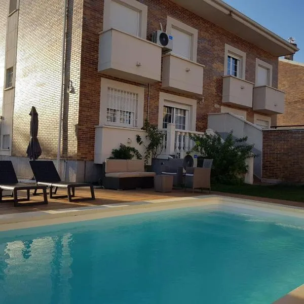 Chalet Villa Maria a 10 minutos de Puy du Fou, Hotel in Burguillos de Toledo