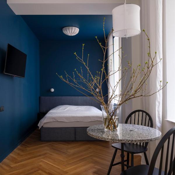 MIRO Rooms Skolas - quiet chic, free parking, self check-in, Рига