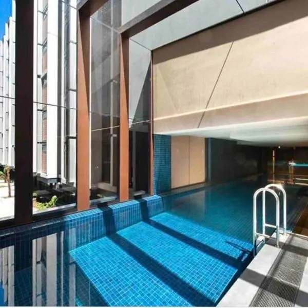 Midnight Luxe 2BR 2Bath Apartment 408 in the heart of Braddon Pool Sauna L4 Views Secure Parking Wine WiFi, hotel in Canberra