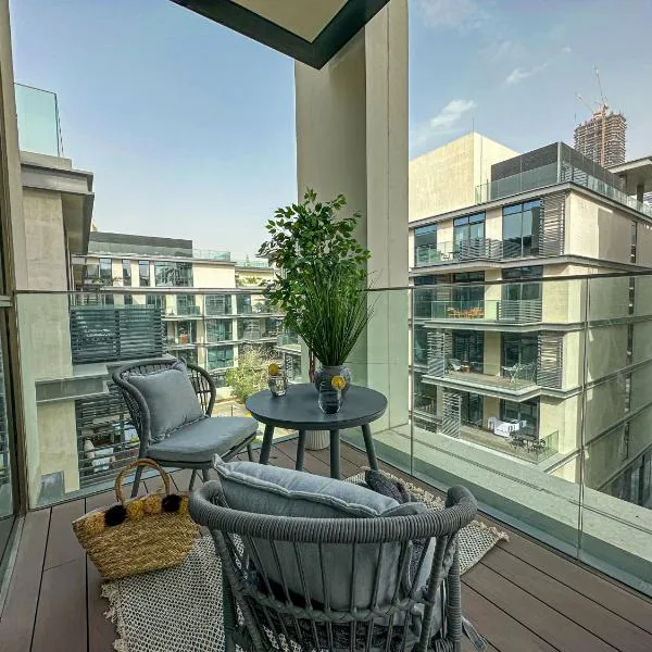 HiGuests - Charming Retreat in CityWalk With Balcony and Pool, hotel v Dubaji