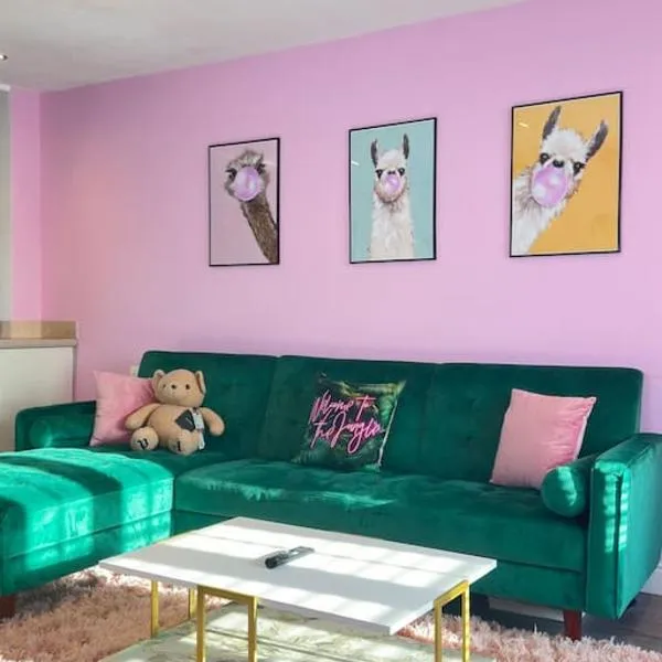 #1 Most Viral Pink House w Ball Pit, hotel i Liverpool
