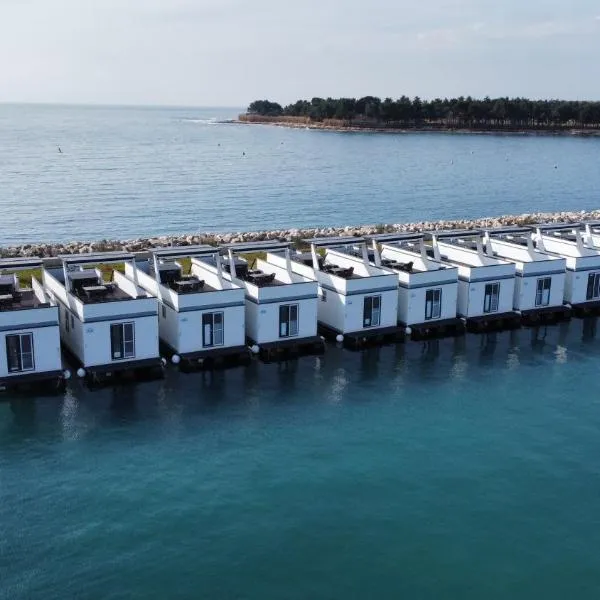 The Sea Lodges Novigrad - Hausboot Floating Sea House, hotel in Novigrad Istria