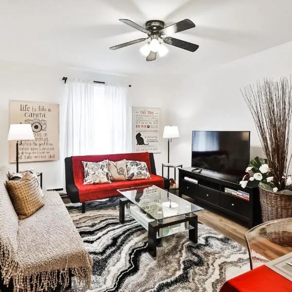 FREE PARKING - 2 BEDROOMS - full APARTMENT - in Beautiful Lachine - NEAR WATER - 15 MINUTE DRIVE TO DOWNTOWN, hotel in Montreal