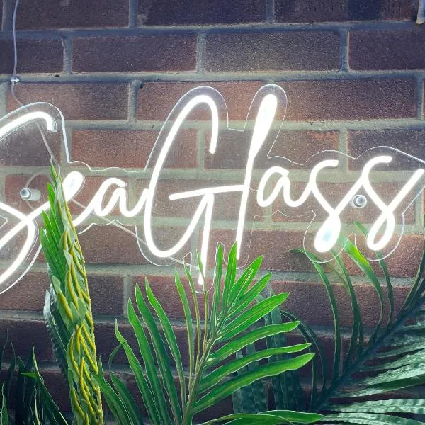 Sea Glass Cottage - Luxury hotel style 3 bed with hot tub, hotel in Seaham