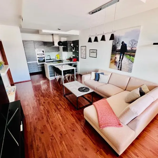 BL Luxury Apartment, 24hr Self Check-in, Free Private Garage Parking, Panoramic Views from Balcony, 5 minute walk to City Center, hotel in Banská Bystrica