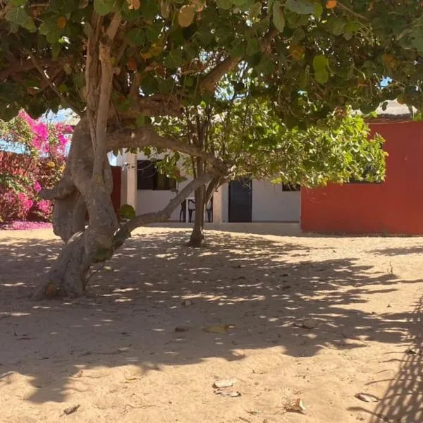 Petite maison en bord de mer, hotel in Palmarin Nguèdj