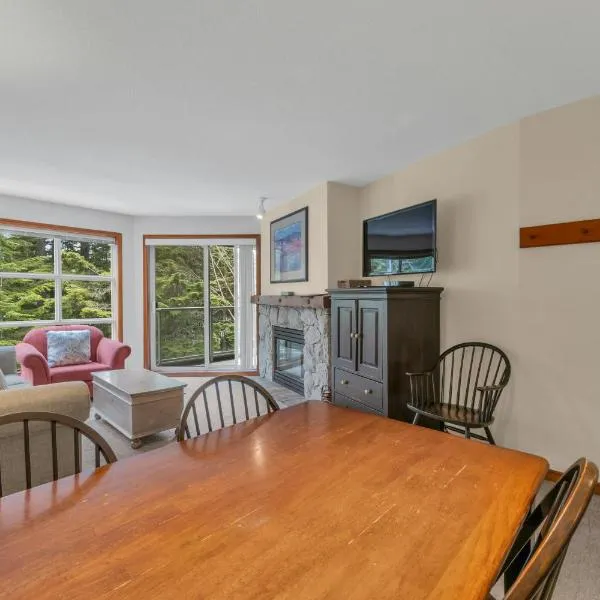 Best ski in ski out condo #3 in Aspens, hotell i Whistler