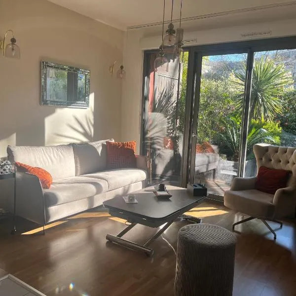 Terrasse Zen - Confort Nature & Accessibilité - 4 personnes - Parking gratuit - 20 min de Paris, hotel v destinaci Asnières-sur-Seine