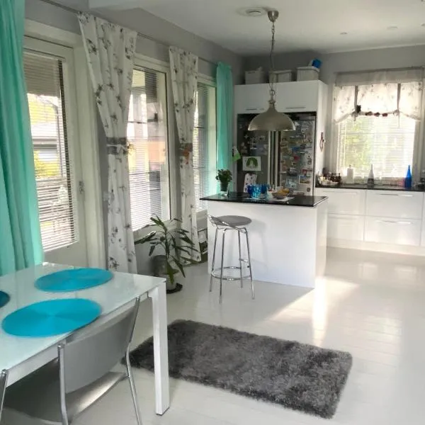 Hienoa talo porealtaalla lähellä Helsinkiä ja lentokenttää, hôtel à Tuusula