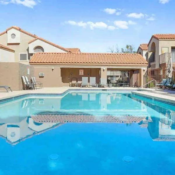 The Cool Cactus Condo with Pool and Jacuzzi, hotel em Tempe