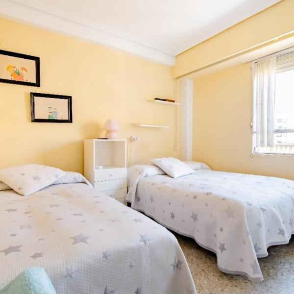 Se alquila una habitación triple con aire acondicionado