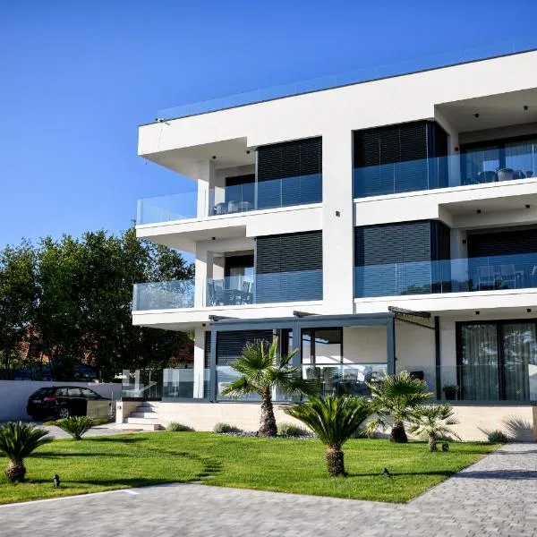 CROWONDER Apartments & Rooms OAZA with heated Swimming Pool and Sauna, Hotel in Turanj