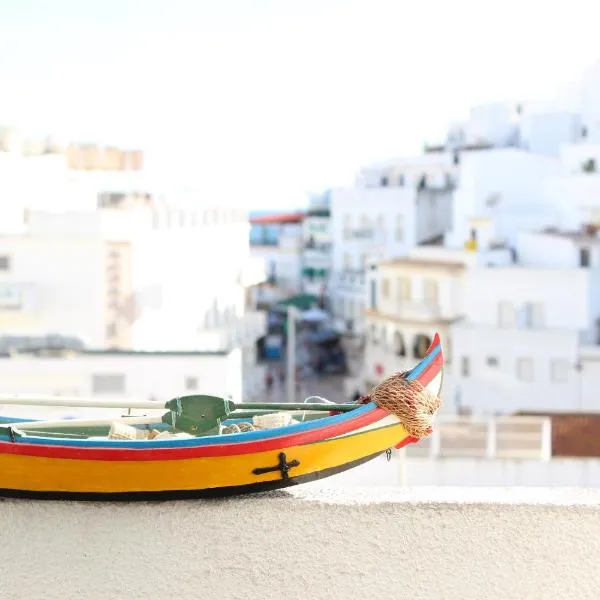 Rich & Poor Hostel Albufeira、アルブフェイラのホテル