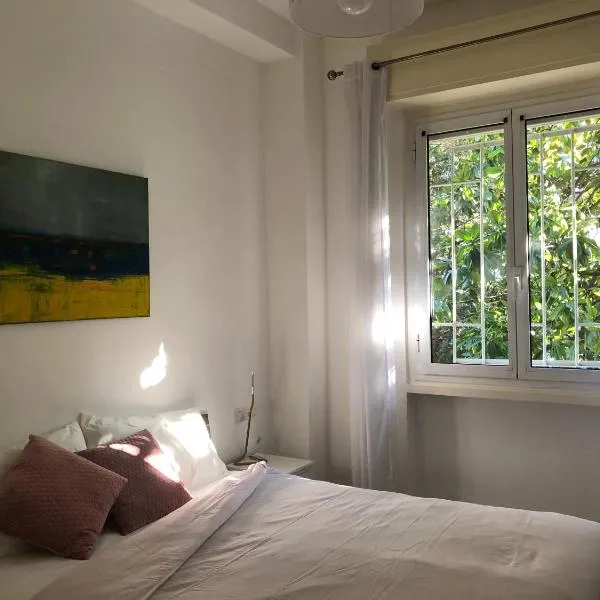 Lovely 2 room apartment with small garden, hotel in Milan