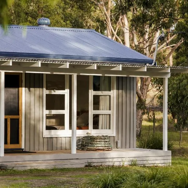 Lawrence creek cottage Bruny Island, hotel in Simpsons Bay