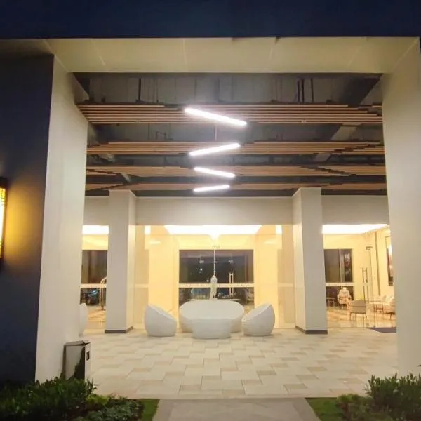 Skyhouse BSD 2 Bedroom & Studio Apartments - Perfect for ICE BSD Events、Cilenggangのホテル