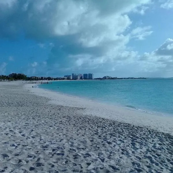 Private Guest House 2 bedrooms & 2 baths near Grace Bay Beach & Long Bay Beach., hotel in Providenciales