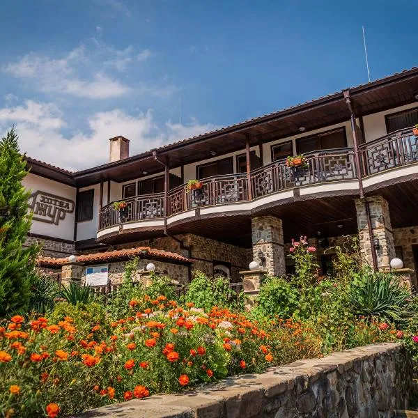 Семеен Хотел Ажур, hotel in Kotel