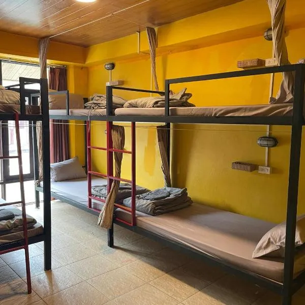 Over the Moon hostel, hotel in Ban Houayxay