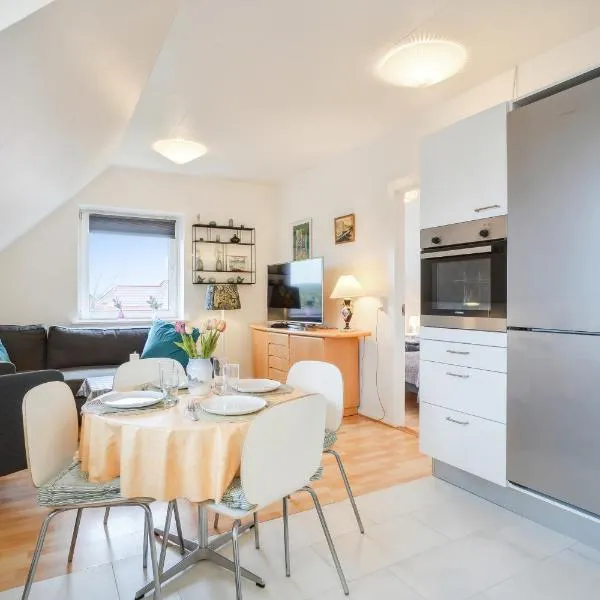 LOVELY TOP FLOOR Apart COPENHAGEN NEAR AIRPORT, METRO AND THE BEACH, hotel i København