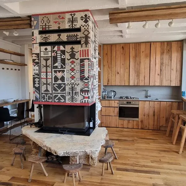 City centre 'Farmhouse in the Sky' designer apt.，位于普里什蒂纳的酒店