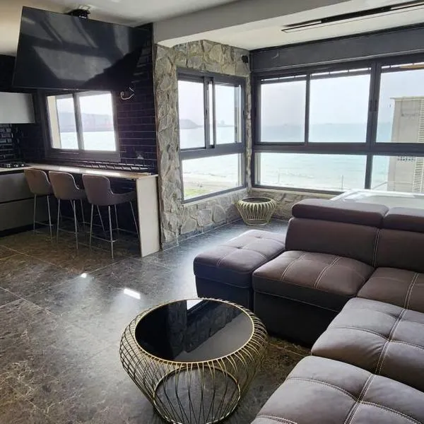 מבנים בים 75 Suites at sea, hotel in Haifa