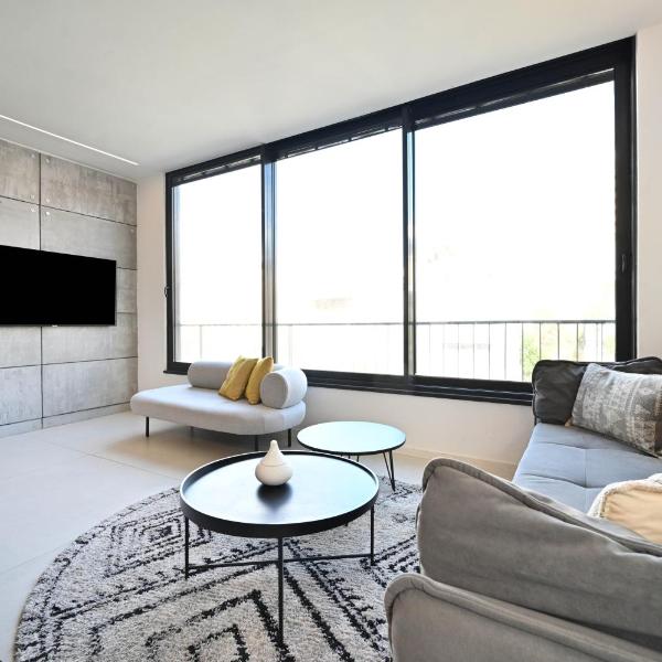 Design 3BR in TLV center by HolyGuest