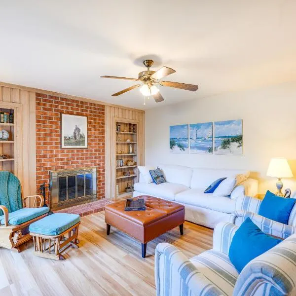 Kitty Hawk Vacation Rental 1 Mi to Beaches!, hotel in Kitty Hawk