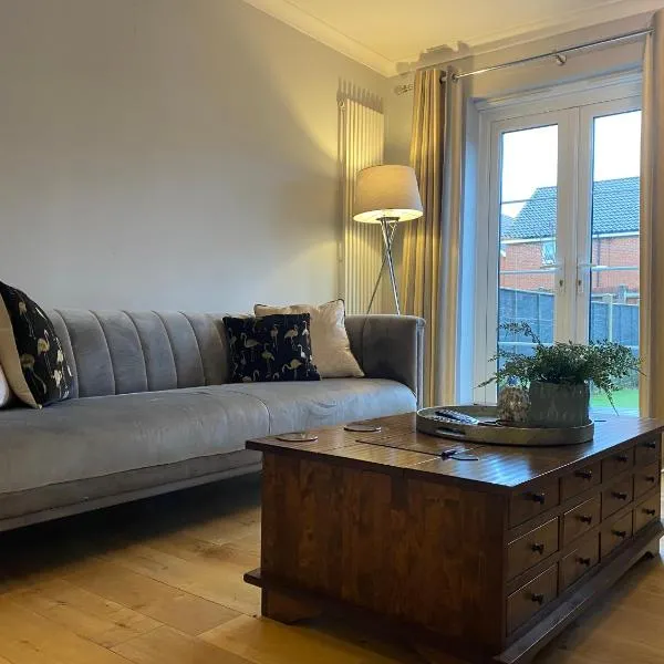 Modern house easy access Norwich city and broads, hotel u gradu Spixworth