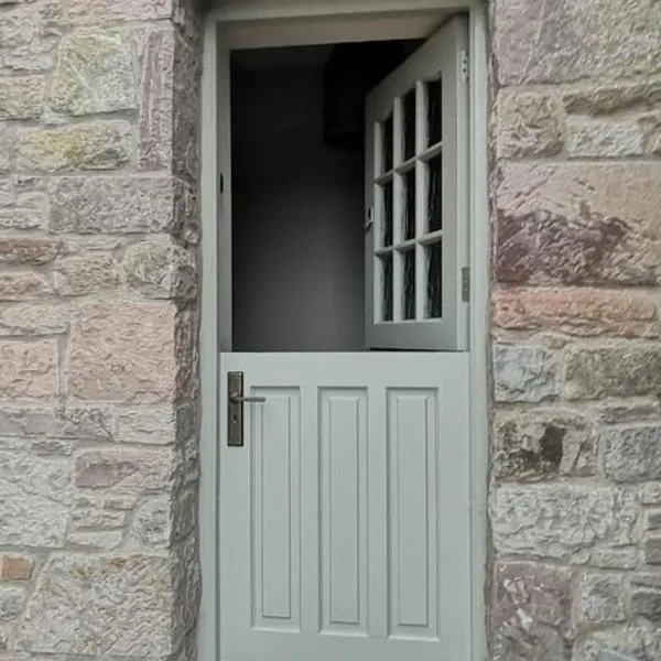 Converted cattle barn overlooking Strangford Lough, hotel in Newtownards